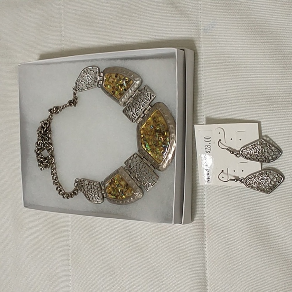 Earrings + necklace new